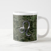 Tasse Géante Symbole de Leo Zodiac sur Camo numérique Woodland (Droite)