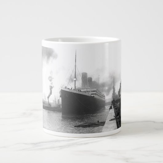 Tasse Géante Titanic aux quais de Southampton (Devant)