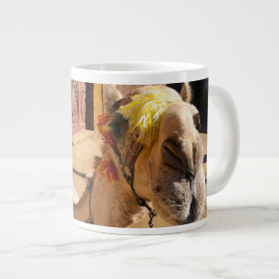 Tasse Géante Un chameau amical attend son prochain cavalier, Le