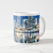 Tasse Géante Vue d'horizon avec la réflexion dans l'eau, Miami (Devant droit)