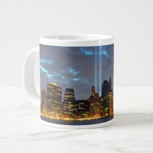 Tasse Géante Vue d'horizon de ville dans la nuit
