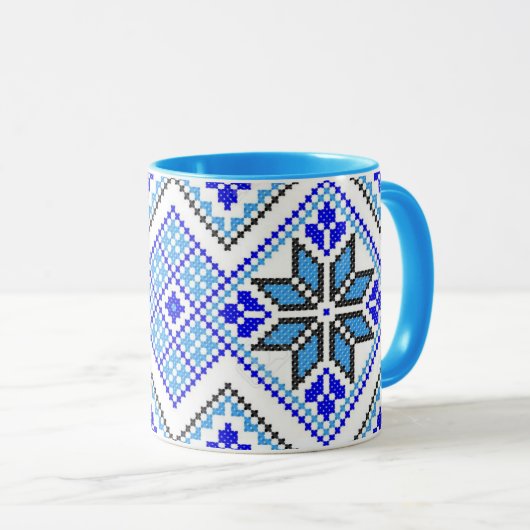 Tasse géométrique bleue de broderie de Vyshyvanka (Devant droit)