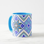 Tasse géométrique bleue de broderie de Vyshyvanka (Devant gauche)