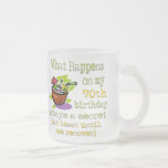 Tasse Givré 70th Birthday Party Dons. Que se passe-t-il sur mo<br><div class="desc">70th Birthday Party Dons. Ce qui se passe à mon 70e anniversaire reste secret, au moins jusqu'à ce que nous nous en remettions ! Humour d'anniversaire amusant. Tags : "Bonne fête du 70e anniversaire", "plaisanteries amusantes du 70e anniversaire", "Soirée du 70e anniversaire de la margarita", "bleu vert violet clair", "mignon...</div>