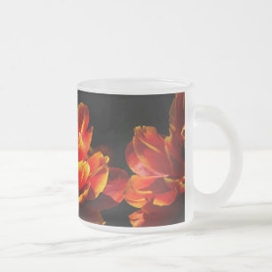 Tasse Givré Arrière - plan rouge tulipes foncé