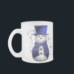 Tasse Givré Blue Christmas Snowman<br><div class="desc">Un bonhomme de neige mignon et lunatique,  vêtu d'un chapeau et d'un gilet en velours bleu,  entouré d'étoiles bleues pour Noël.</div>