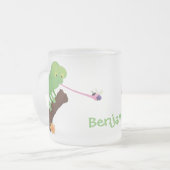 Tasse Givré Caricature de lézard de caméléon vert joyeux (Devant gauche)
