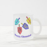 Tasse Givré Chanukah Dreidels<br><div class="desc">Un cadeau heureux de Chanukah comportant 4 dreidels avec les lettres hébreues qui représentent un grand miracle s'est produit là !</div>