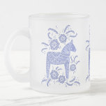 Tasse Givré Cheval de Dala suédois Périwinkel bleu et blanc<br><div class="desc">Un Dala Horse suédois traditionnel design en bleu indigo et blanc. Idéal pour ceux qui aiment les chevaux,  les poneys et tout ce qui est scandinave. Art original de Nic Squirrell.</div>