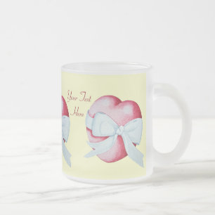 Tasse Givré coeur rouge attaché avec l'arc blanc de ruban