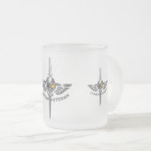 Tasse Givré Crâne ailé de combat avec Dagger (Devant droit)