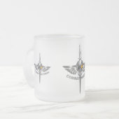 Tasse Givré Crâne ailé de combat avec Dagger (Devant gauche)