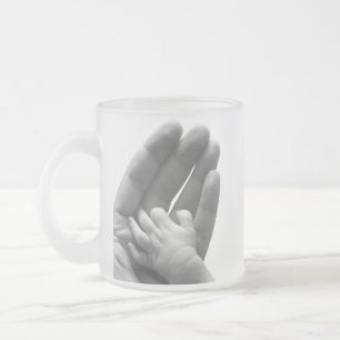 Tasse Givré Dans la main du papa