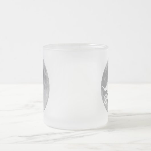 Tasse Givré Dinosaure sur un vélo dans le ciel avec la lune (Centre)