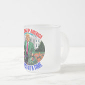 TASSE GIVRÉ DONALD TRUMP-NETTOYAGE DE L'AMÉRIQUE UN SAC À LA F (Devant droit)
