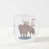 Tasse Givré Drôle dessin animé d'orignal heureux (Devant droit)