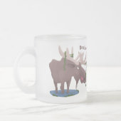 Tasse Givré Drôle dessin animé d'orignal heureux (Gauche)