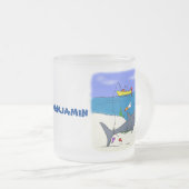 Tasse Givré Drôle requin couché et dessin animé de pêche (Devant droit)