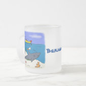 Tasse Givré Drôle requin couché et dessin animé de pêche (Devant gauche)
