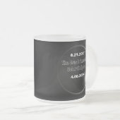 Tasse Givré Éclipse solaire double datée 2024 & 2017 (Devant droit)