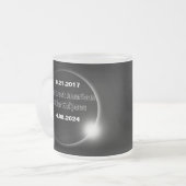 Tasse Givré Éclipse solaire double datée 2024 & 2017 (Devant gauche)