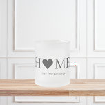 Tasse Givré Famille familiale minimaliste moderne Cadeau perso<br><div class="desc">Bienvenue à notre collection de la famille minimale moderne sur Zazzle - la destination idéale pour les cadeaux personnalisés qui élèvent votre maison et célèbrent les liens familiaux. Notre sélection soignée de produits allie harmonieusement design contemporain et chaleur familiale, créant une touche unique et élégante pour vos espaces de vie....</div>