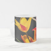 Tasse Givré Fleurs de tulipes sur fond noir (Devant gauche)