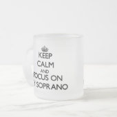 Tasse Givré Gardez le calme et le foyer sur mon soprano (Devant gauche)