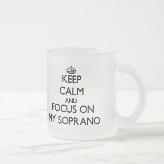 Tasse Givré Gardez le calme et le foyer sur mon soprano (Droit)