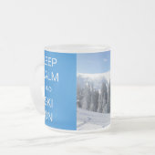 Tasse Givré Gardez le calme et le ski dessus (Devant gauche)