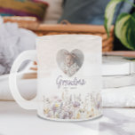 Tasse Givré Grandma Purple Aquarelle Fleurs sauvages et cadeau<br><div class="desc">Cette tasse photo personnalisée gelée pour grand-mère est un cadeau magnifique et sincère qu’elle chérira avec chaque gorgée. Doté d'un cadre photo en forme de coeur au-dessus du mot "grand-mère" et d'un "Est" personnalisable. [Année]" pour commémorer quand elle est devenue grand-mère pour la première fois, cette tasse mélange le sentiment...</div>