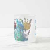 Tasse Givré Handprints de bébé avec le texte fait sur commande (Centre)