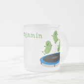 Tasse Givré Haricots verts mignons sur dessin animé trampoline (Devant droit)