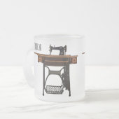 Tasse Givré Illustration de la machine à coudre (Devant gauche)