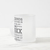 Tasse Givré Les légendes personnalisées sont nées à la date Mo (Devant gauche)
