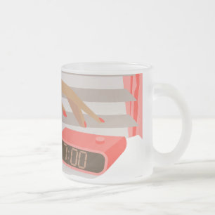 Tasse Givré Main des femmes poussant le bouton snooze du révei