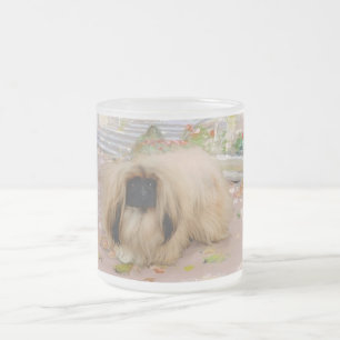 Tasse Givré Pékinois miel dans un cadre floral