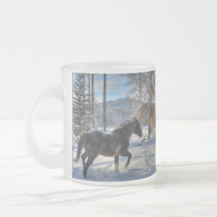 Tasse Givré Percheron noir en hiver neige et forêt