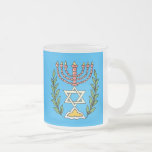 Tasse Givré Persian Magen David Menorah<br><div class="desc">Cette image a été adaptée à partir d'un carrelage juif perse antique et présente une menorah avec un Magen David (Étoile de David) encadré de branches d'olivier. Les imperfections de l'image originale peinte à la main ont été conservées.</div>