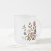 Tasse Givré Roses Brodées Blush & Bleu (Devant droit)