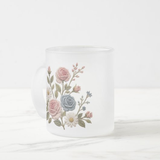 Tasse Givré Roses Brodées Blush & Bleu (Devant gauche)