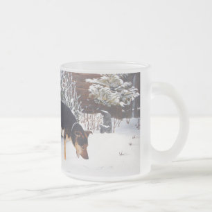 Tasse Givré Scène de neige d'hiver avec le chien noir et
