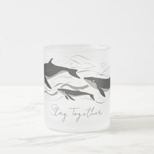 Tasse Givré Silhouette de la famille des baleines dans l'océan