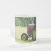 Tasse Givré Tracteur rouge antique de ferme (Devant gauche)
