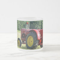 Tracteur rouge antique de ferme