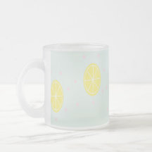 Tranches de citron jaune sur bleu