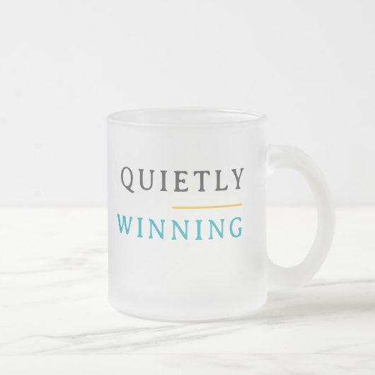 Tasse Givré Winning Quietly – Minimal Typography  (Droit)