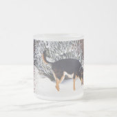 Tasse Givré Winter snow scene with cute black and tan dog (Centre)