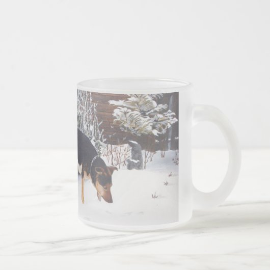 Tasse Givré Winter snow scene with cute black and tan dog (Droit)