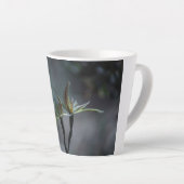 tasse gothique de latte à la primevère (Angle droit)